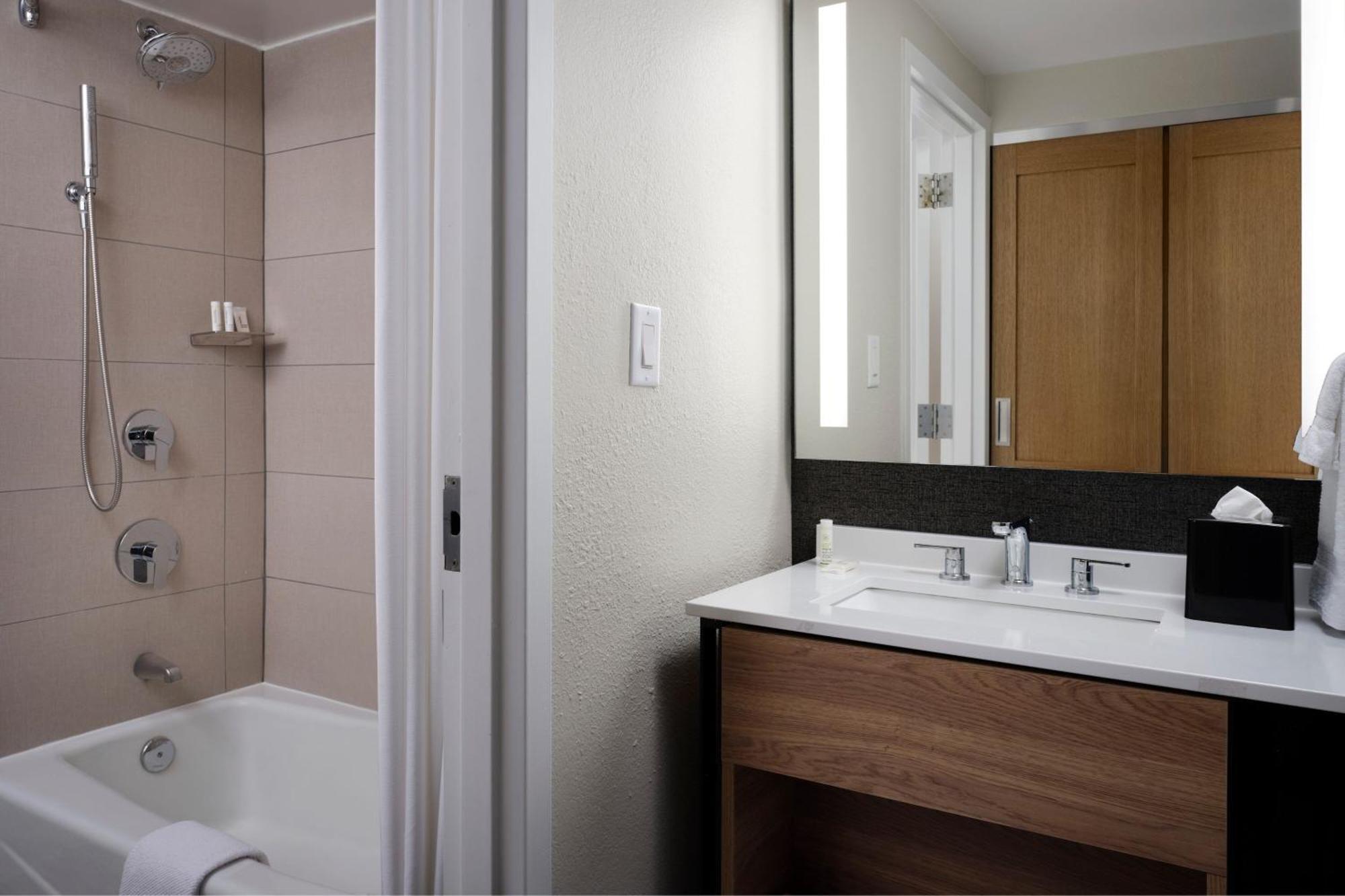 Sheraton Grand Rapids Airport Hotel Cascade Kültér fotó